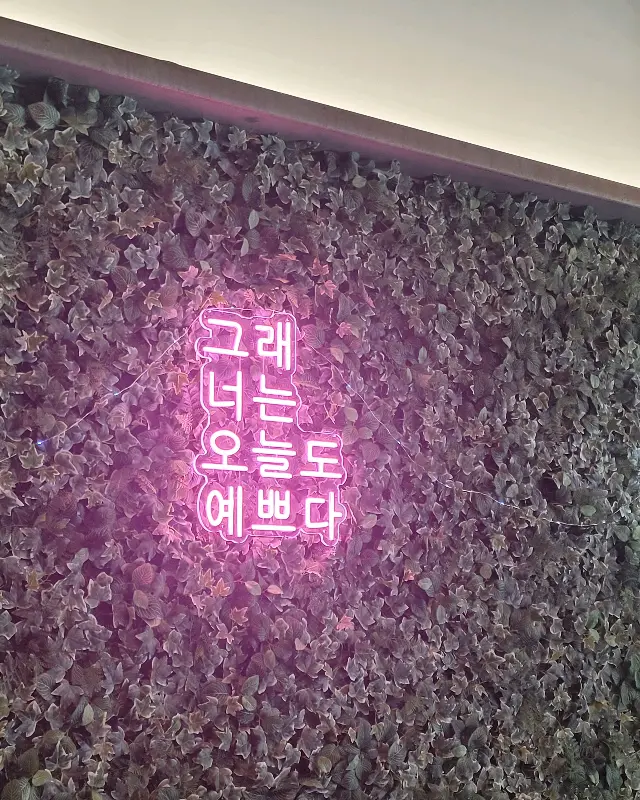 카페 외관의 네온사인