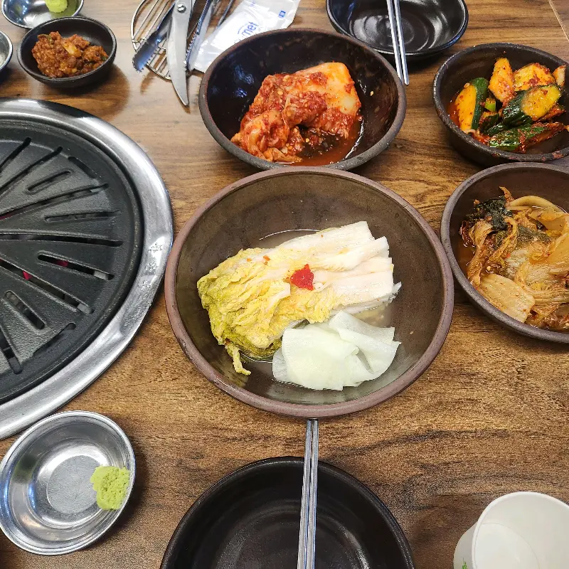 다양한 쌈채소와 함께 즐기는 오겹살