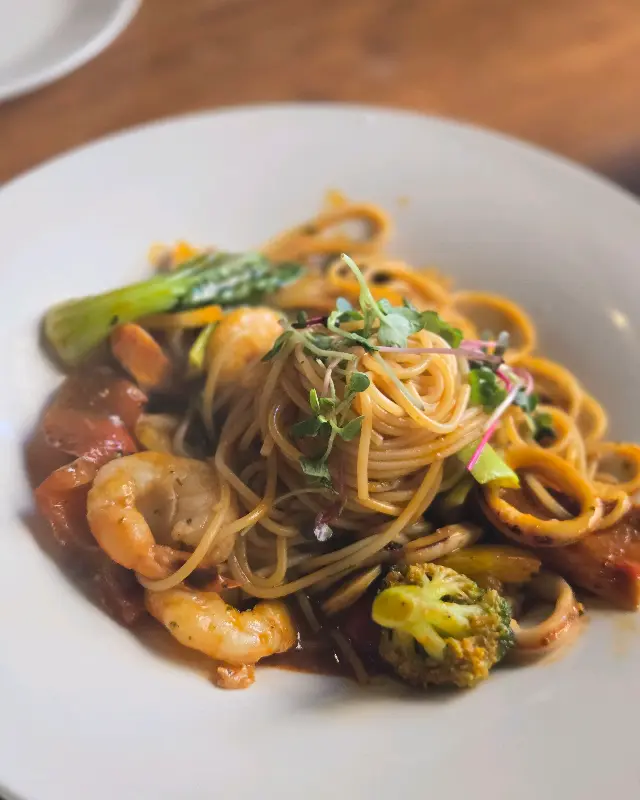 상하이 파스타의 클로즈업 사진. 다양한 해산물과 야채가 매콤한 소스와 어우러져 있다.