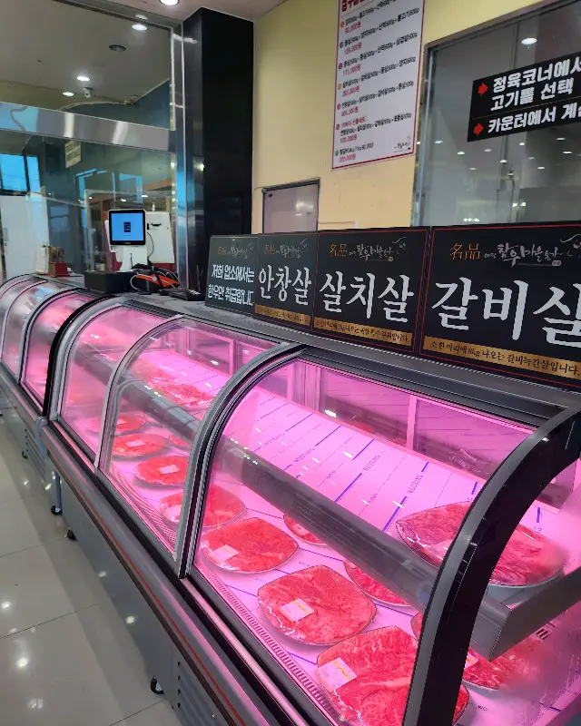 다양한 부위의 소고기를 판매하는 정육 코너