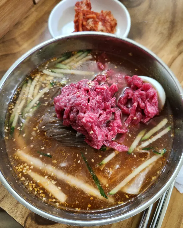 고소한 참기름 향이 솔솔 나는 육회 비빔밥