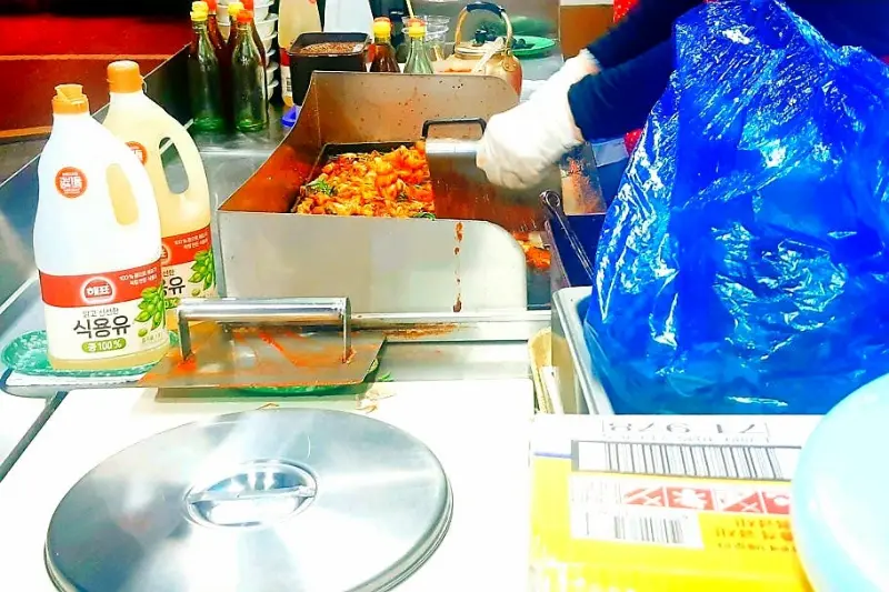 곱창 볶는 모습