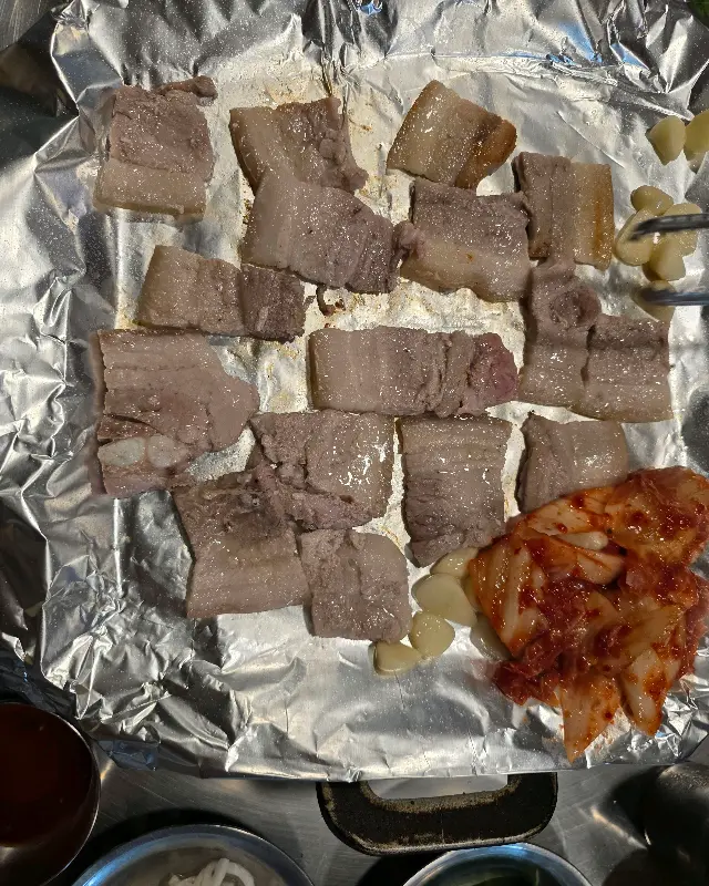 불판 위 삼겹살