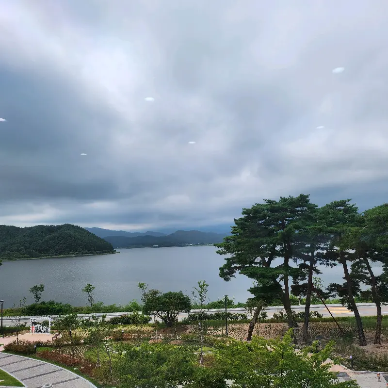 푸른 하늘 아래 펼쳐진 화진포 호수의 전경