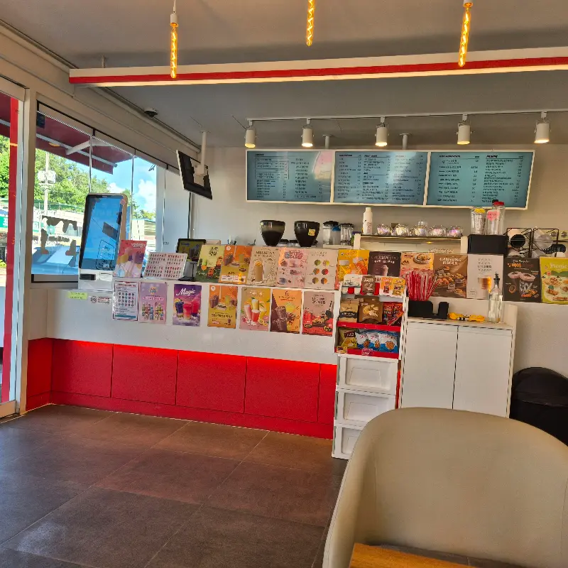 감성커피 법성포점 카운터 전경