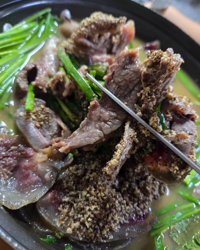 들깨가루가 듬뿍 뿌려진 흑염소 고기