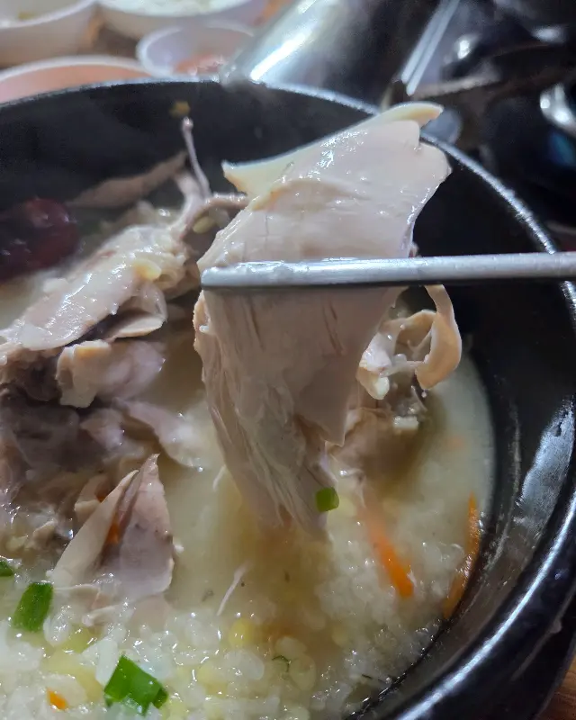 젓가락으로 찢은 삼계탕 닭고기