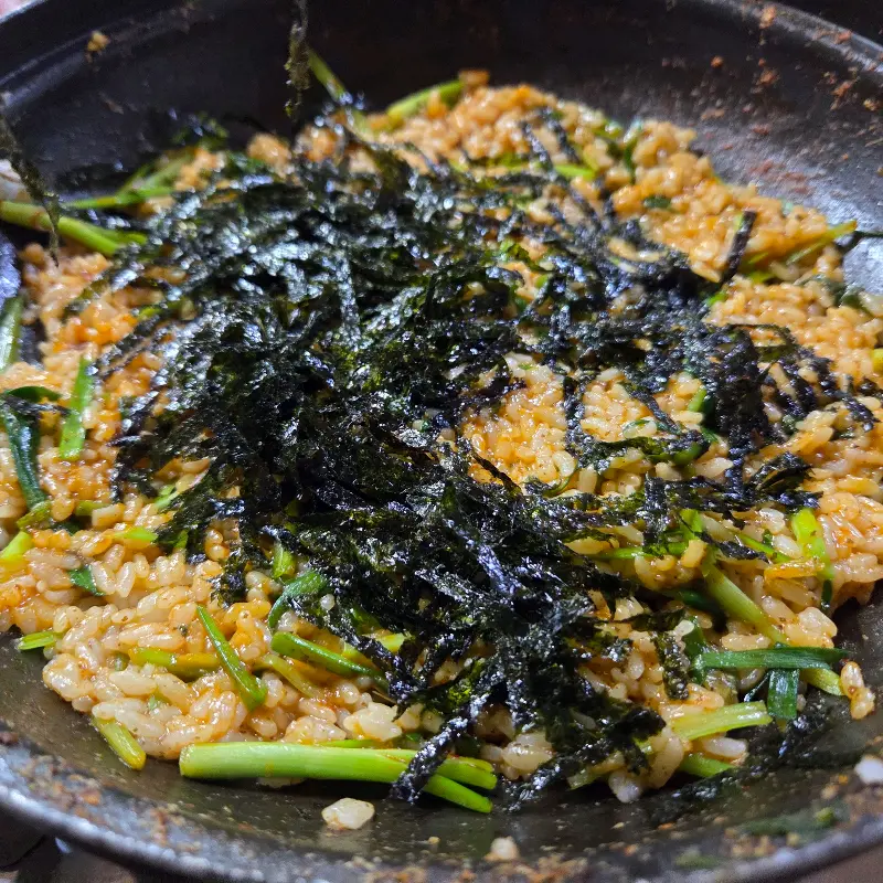 볶음밥을 볶는 모습