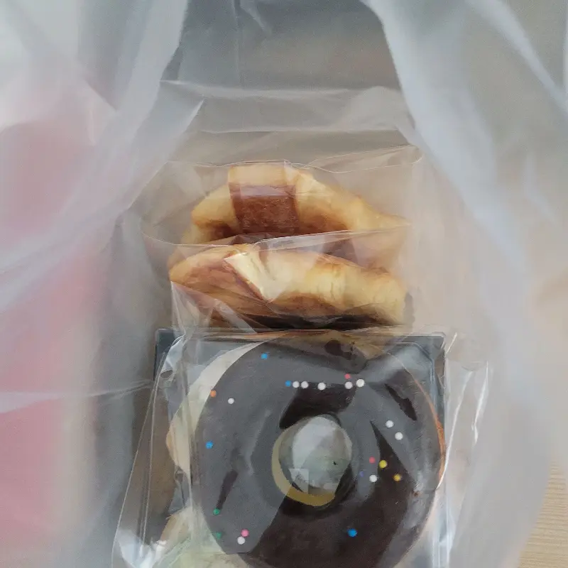다양한 빵들이 담긴 봉투