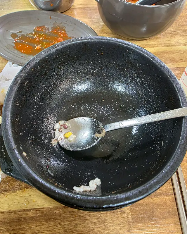깨끗하게 비운 뚝배기