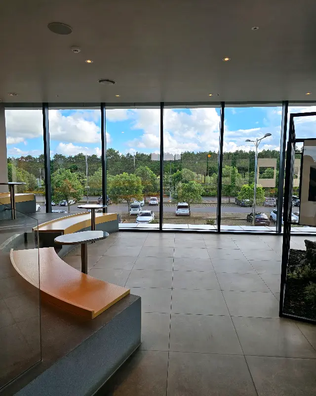 스타벅스 더제주송당파크 R점 내부 통창 풍경