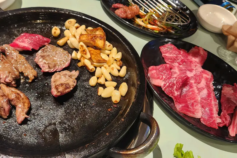 돌판 위에 구워지는 마늘과 고기의 향연