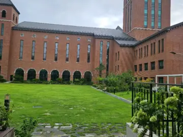 고즈넉한 풍경이 매력적인, 유성구에서 만나는 특별한 대전 교회 뷰 맛집 오브떼르