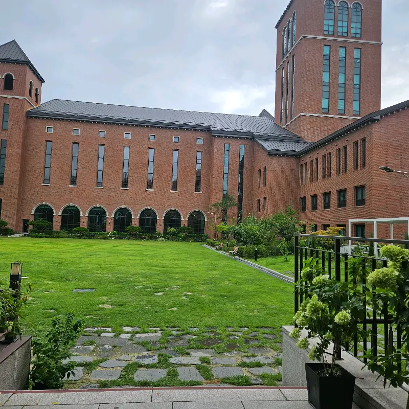 붉은 벽돌로 지어진 오브떼르의 외관