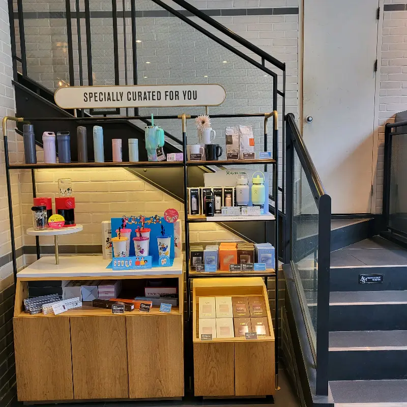 투썸플레이스 매장 내부 진열대