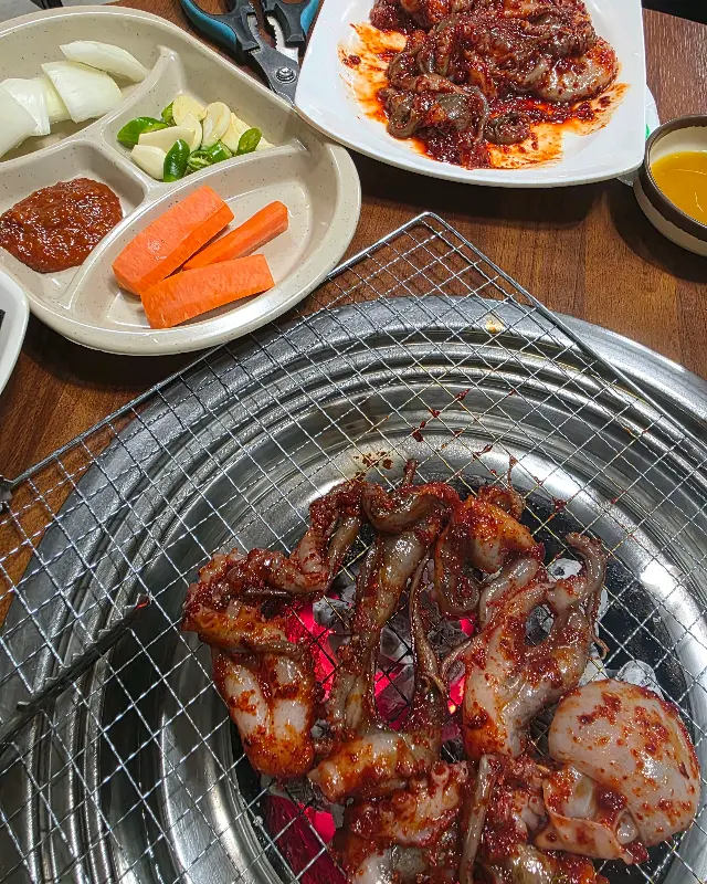 숯불과 함께 제공되는 쭈꾸미