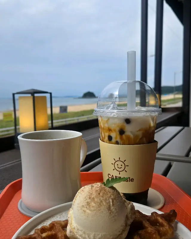 음료와 디저트 사진