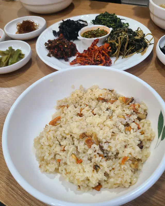 홍합밥과 밑반찬