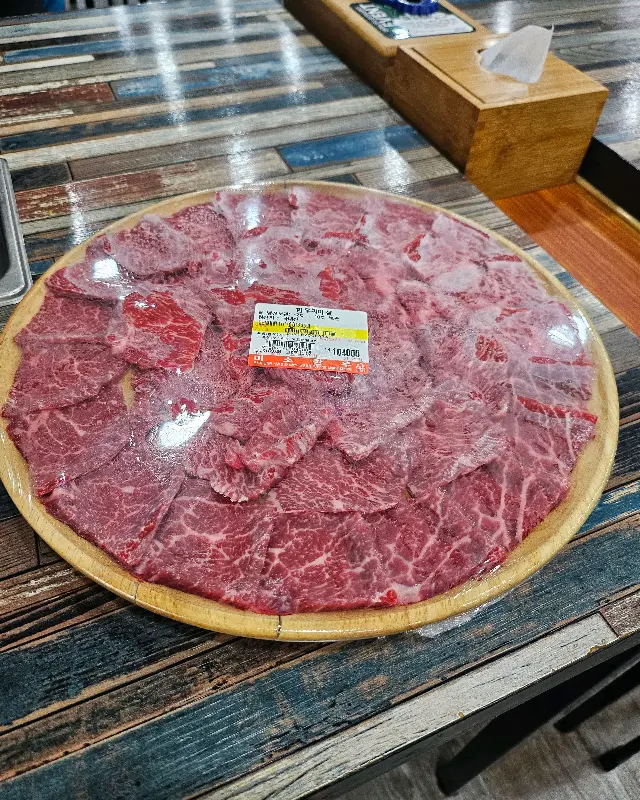 한상 가득 차려진 고기