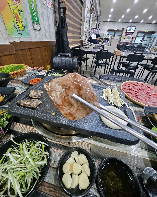 넓고 깔끔한 매장 내부