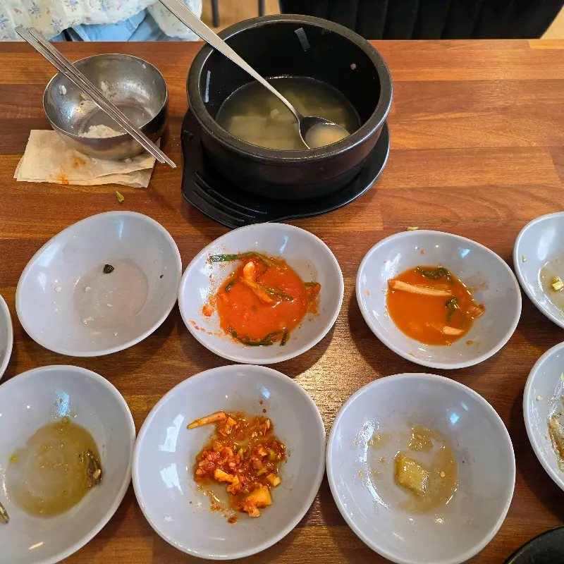 식사를 마친 후 깨끗하게 비워진 그릇들