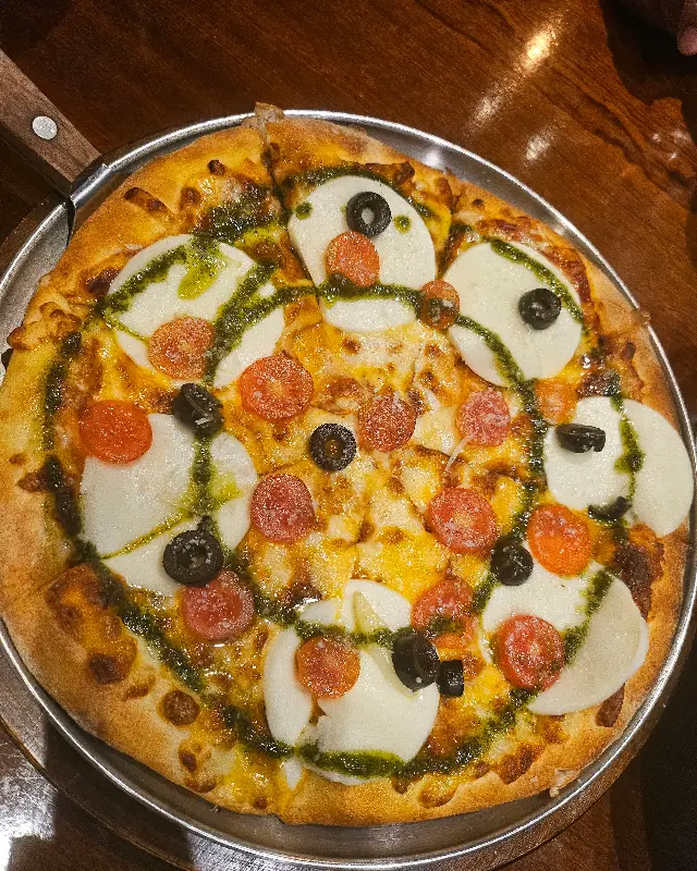 신선한 재료가 듬뿍 올라간 피자