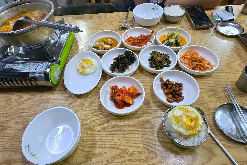 다양한 밑반찬과 찌개가 놓인 테이블 전경