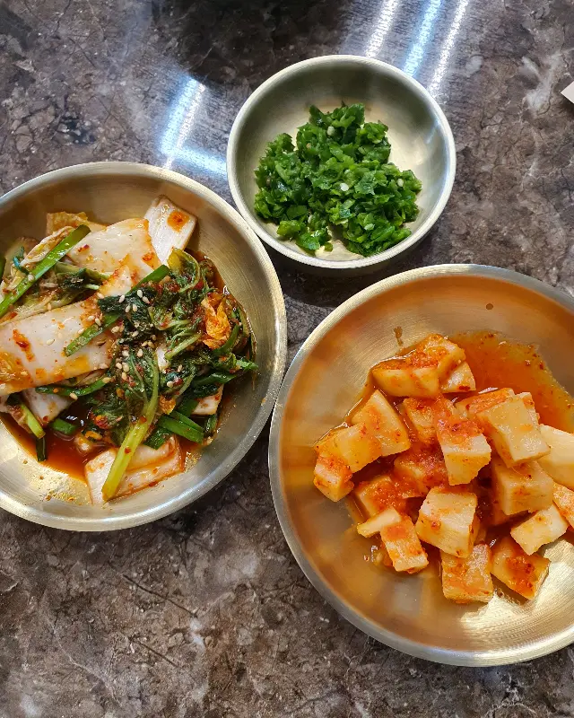 정갈하게 담겨 나온 밑반찬