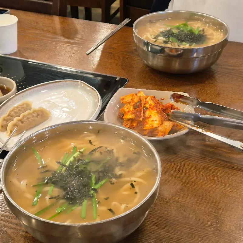 칼국수와 김치, 만두