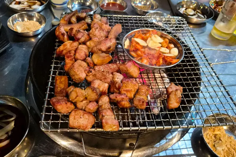 불판 가득 삼겹살