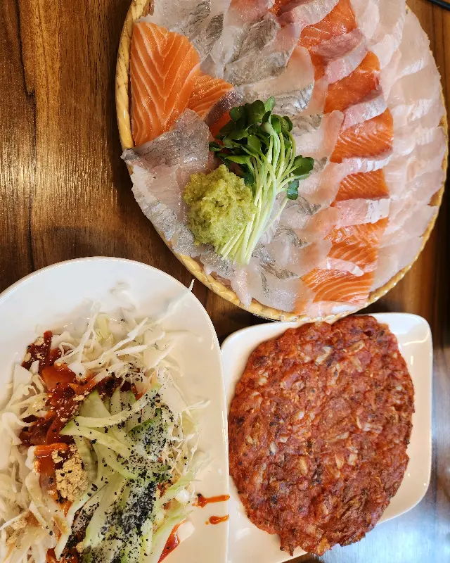 신선한 연어회와 광어회