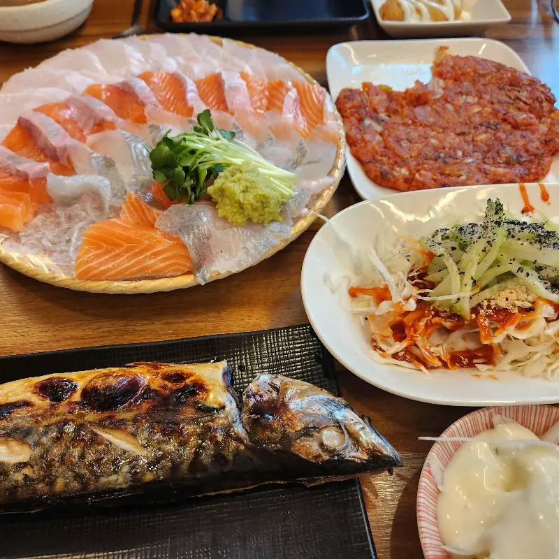 모듬회와 스끼다시 한 상 차림