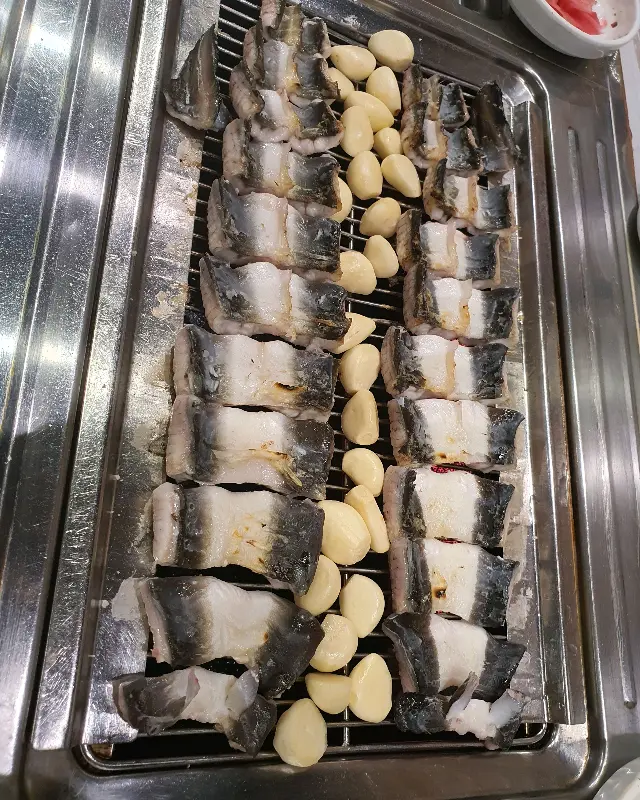 노릇하게 구워진 장어와 마늘