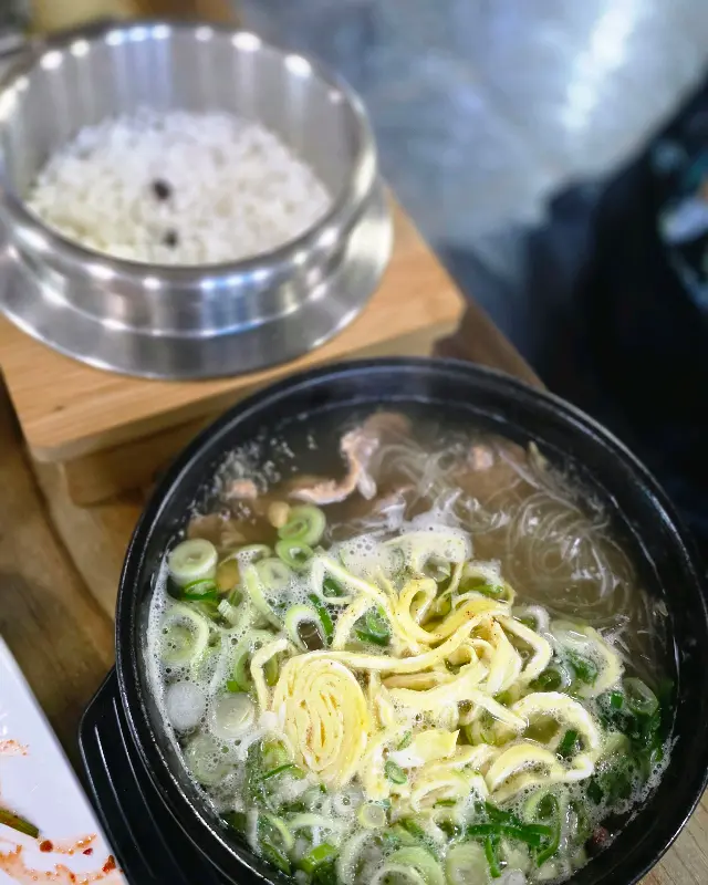 솥밥과 갈비탕 국물의 조화