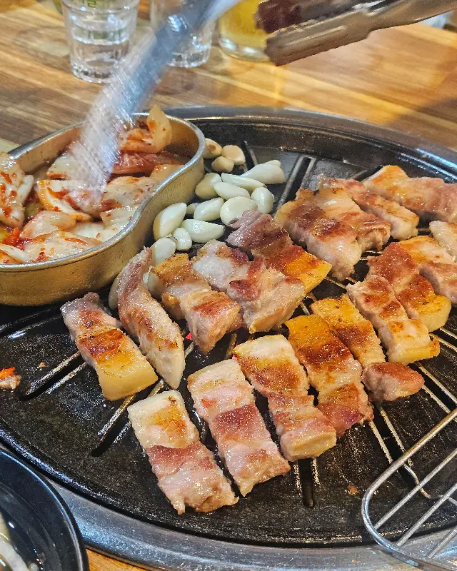 숯불 위에 익어가는 삼겹살