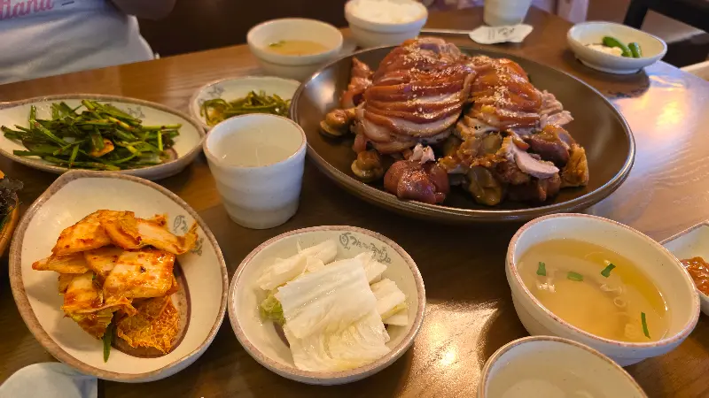 푸짐한 족발 한 상 차림