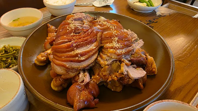 윤기가 자르르 흐르는 족발