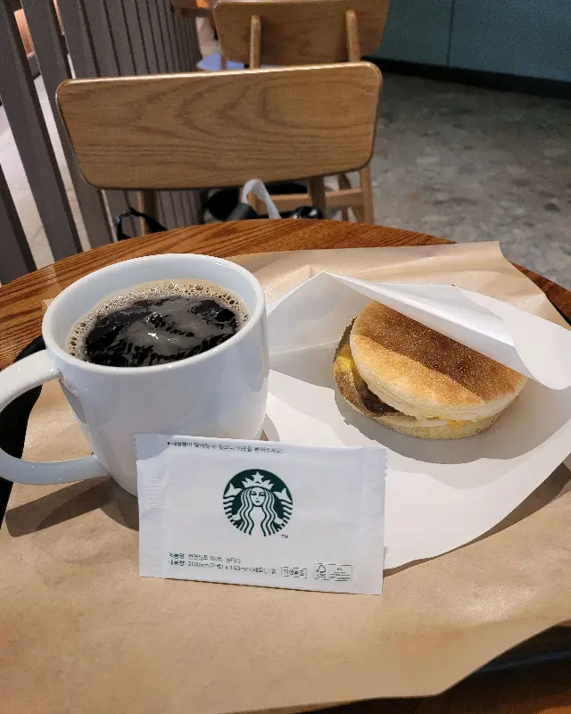 돌체 콜드 브루와 샌드위치