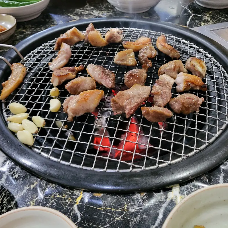 잘 익은 뒷고기와 마늘