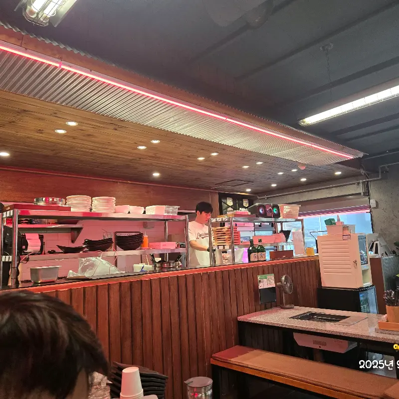 고기와 함께 구워먹을 수 있는 다양한 채소들이 준비되어 있는 모습