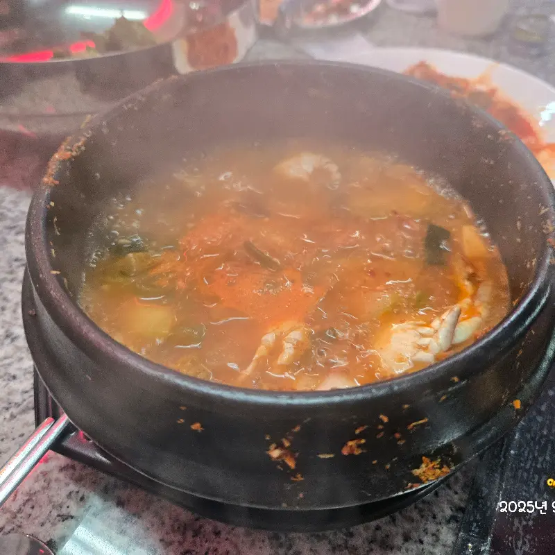 뚝배기에 담긴 된장찌개의 모습
