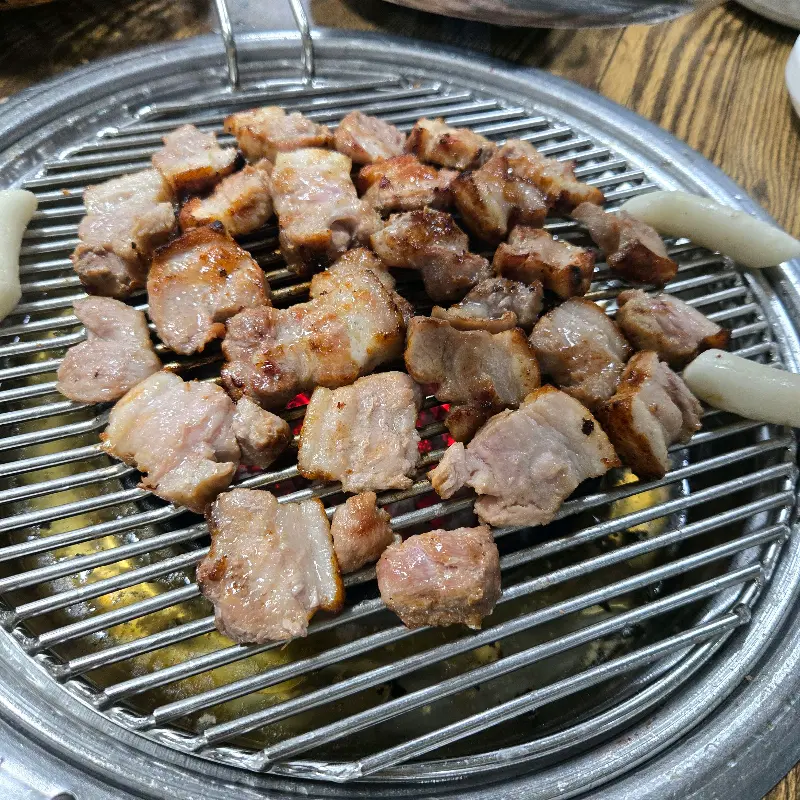 잘 구워진 삼겹살