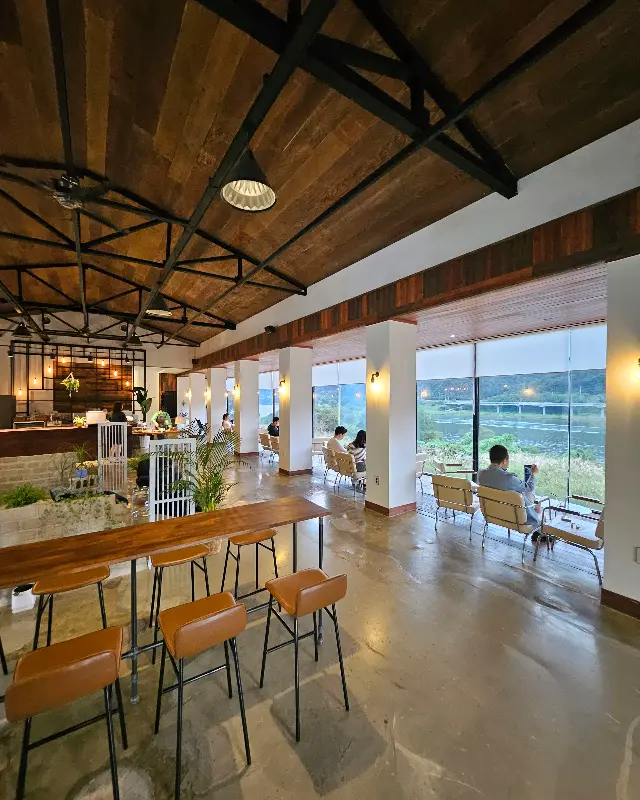 카페 내부 좌석 배치