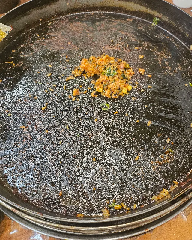 볶음밥이 눌어붙은 철판