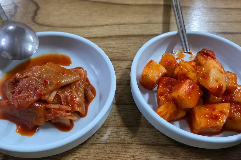 잘 익은 배추김치와 깍두기