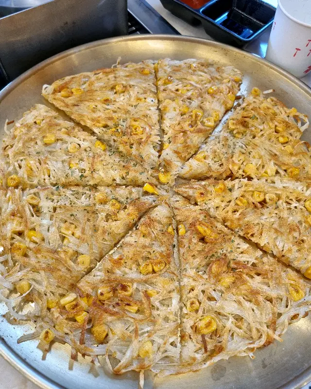 먹기 좋게 잘려 나온 감자전