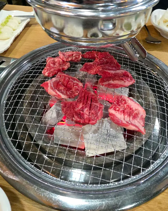 숯불 위에서 맛있게 구워지고 있는 소갈비살