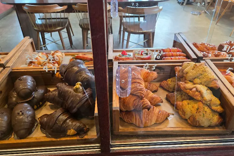 쇼케이스 안에 진열된 다양한 빵들