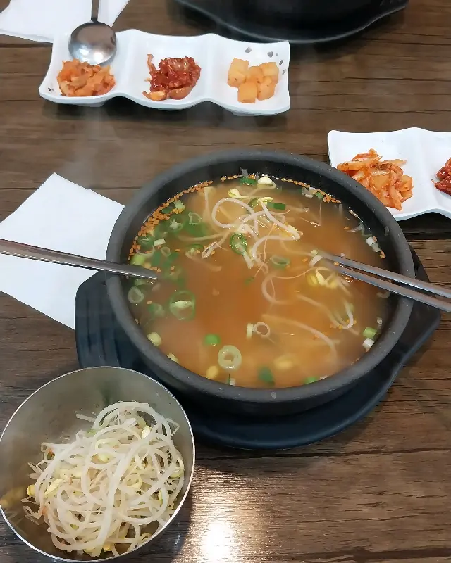 깔끔한 콩나물국밥 한 상