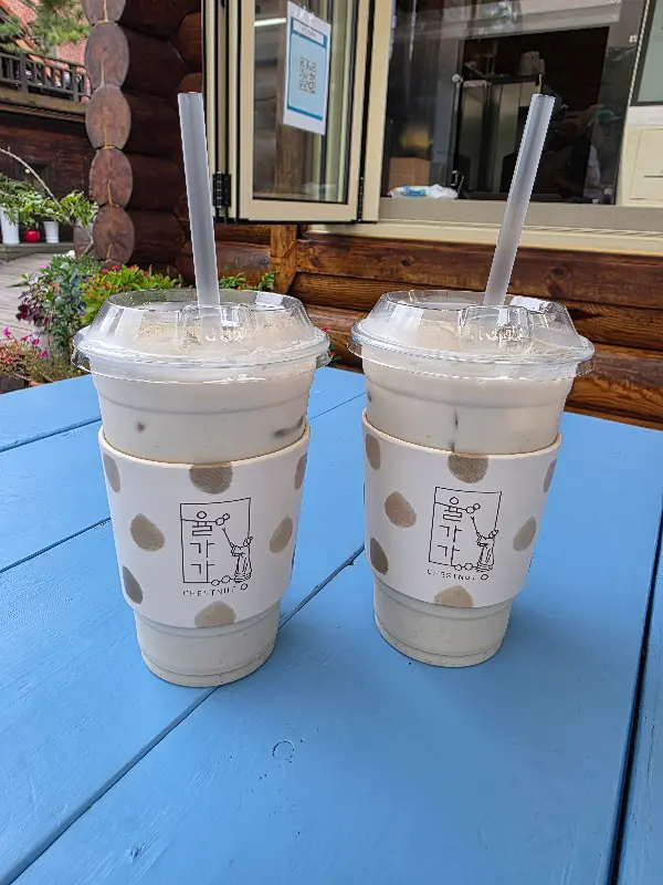 율빛라떼 두 잔